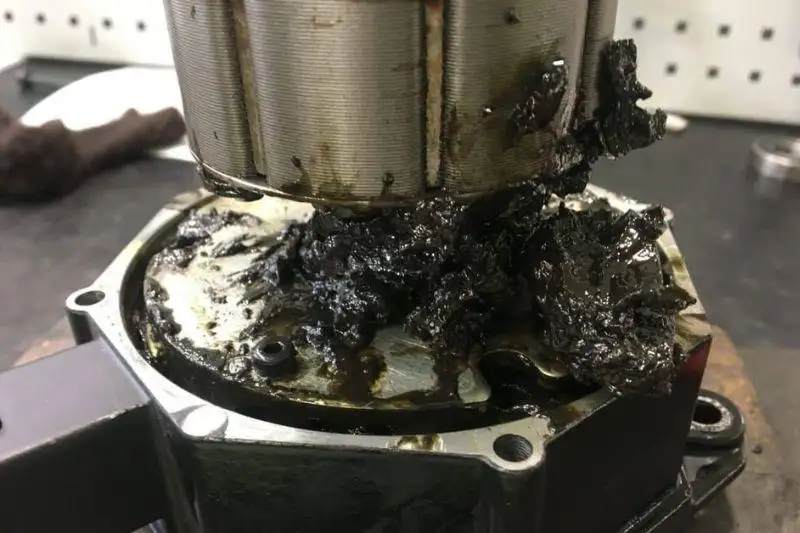 Khắc phục sự cố khi dùng mỡ bôi trơn giúp robot vận hành trơn tru 2 Mỡ bôi trơn sẫm màu tại hộp giảm tốc