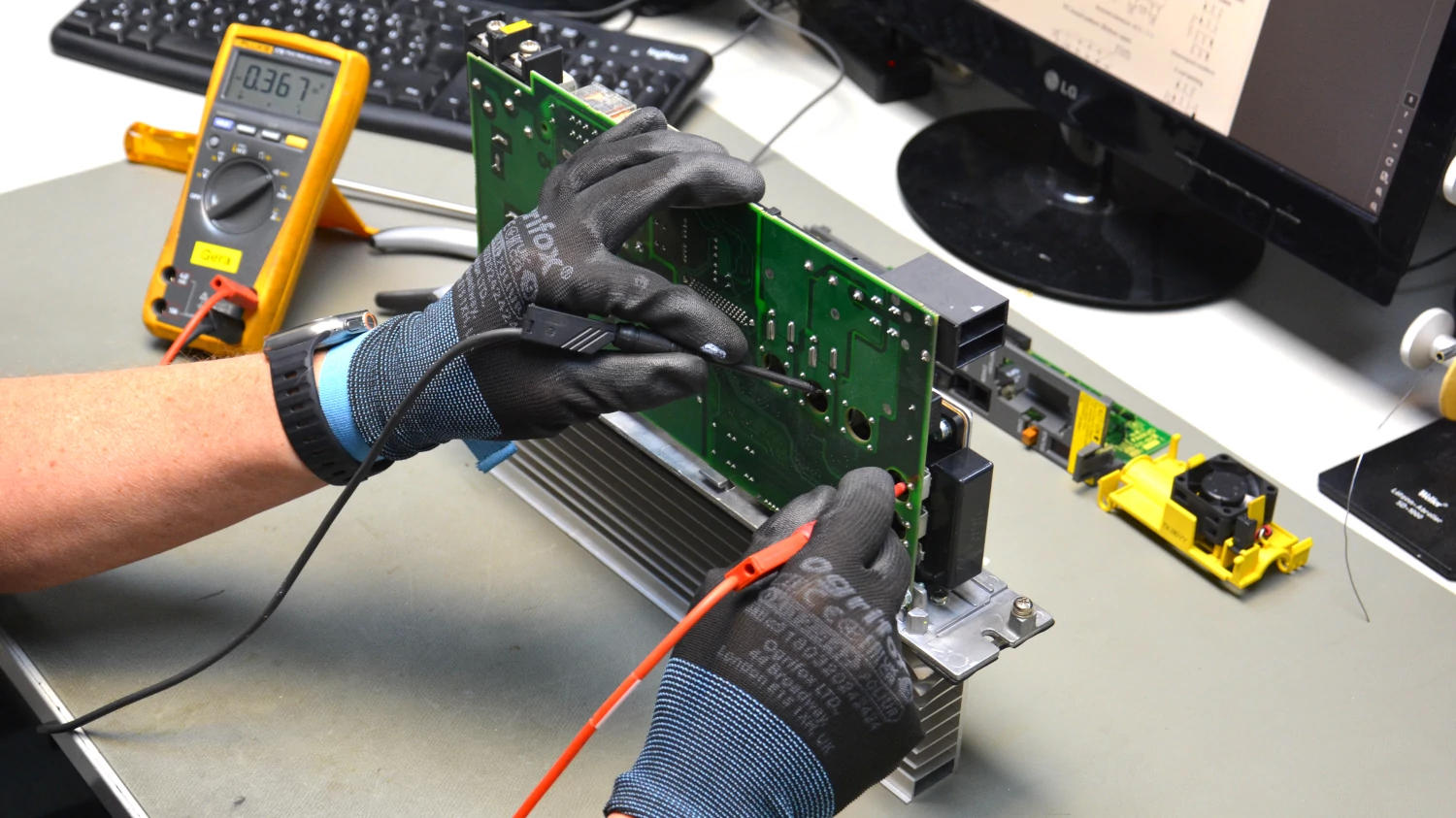 kỹ sư đang sửa lỗi cho servo Fanuc