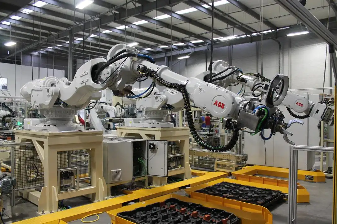 Ứng dụng tự động hóa và xu hướng phát triển hiện nay 3 Cánh tay robot công nghiệp xử lý vật liệu