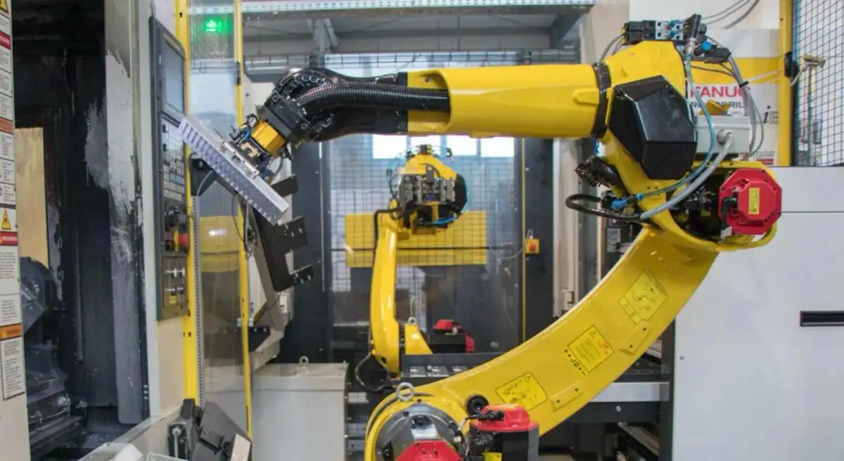 Robot Fanuc trong nhà máy sản xuất công nghiệp