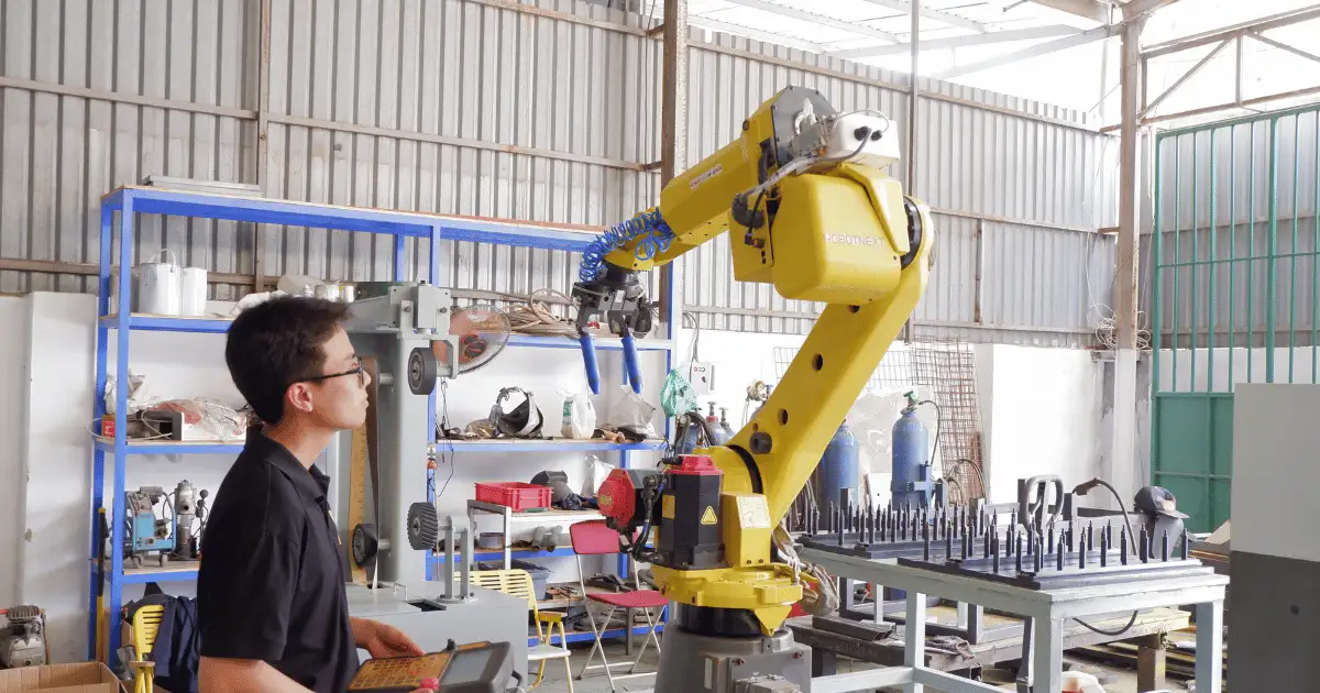 Kỹ thuật viên đang vận hành ứng dụng của tay dạy robot để lập trình tọa độ