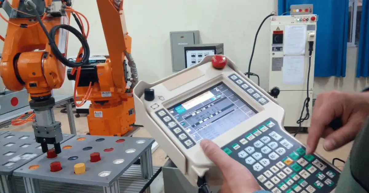 Bộ điều khiển cầm tay Teach Pendant được ứng dụng trong việc dạy robot