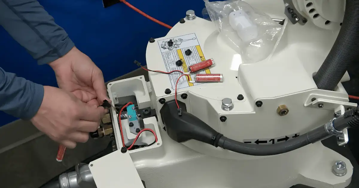 5 Bước thay pin cho robot công nghiệp an toàn và hiệu quả 3 Quy trình thay pin cho robot chuẩn kỹ thuật