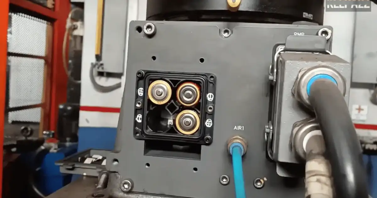 Cách thay pin nuôi nguồn cho cánh tay robot an toàn